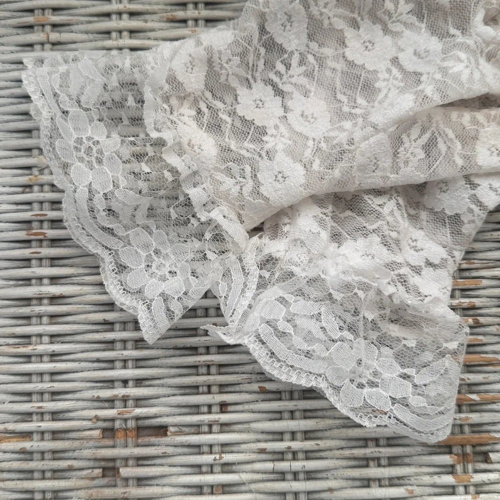 White Lace Vintage-Style Short Gloves - Picture 2 of 3